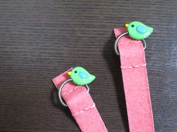 ピンクバンド緑の小鳥.jpg